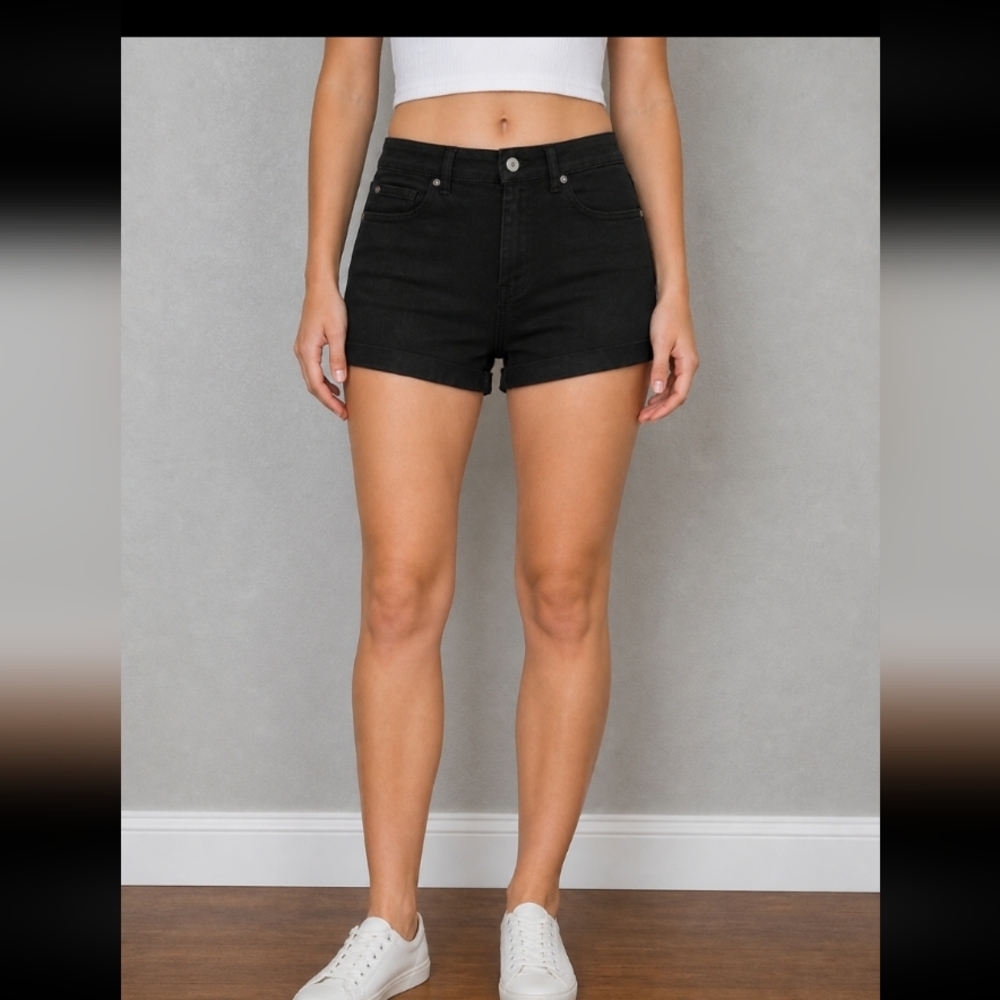 NO BOUNDARIES  Super High Rise Mom Short Black Denim 9